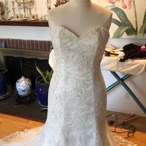 Brand new Justin Alexander wedding gown